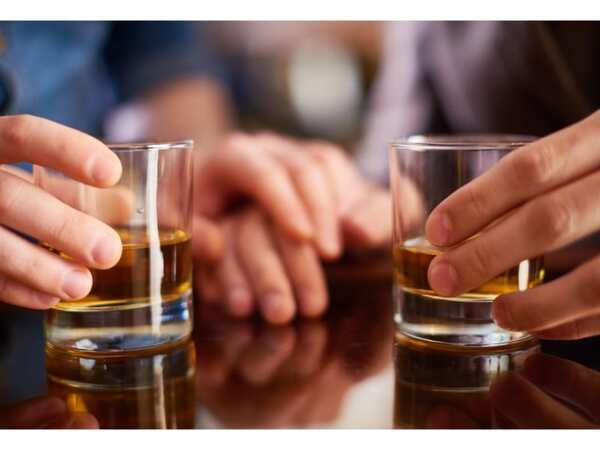 Các loại ly uống rượu Whisky: Hướng dẫn cách cầm ly rượu Whisky đúng chuẩn