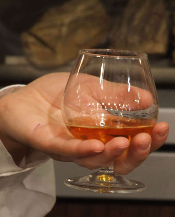 Các loại ly uống rượu Whisky: Hướng dẫn cách cầm ly rượu Whisky đúng chuẩn