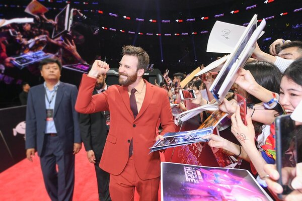 Captain America nổi bật trong bộ vest đỏ giữa rừng fan hâm mộ