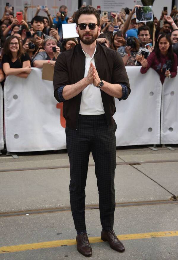 Outfit đơn giản của nam diễn viên Hollywood tại một sự kiện