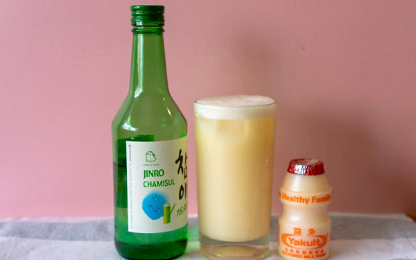Pha rượu Soju với sữa chua cũng là một cách mix hay đáng để bạn thử qua một lần trong đời 