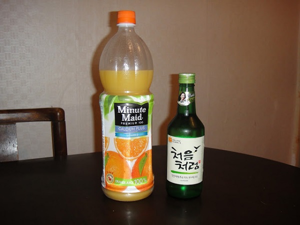 Rượu soju với nước cam cũng là một sự kết hợp tuyệt vời bạn nên thử