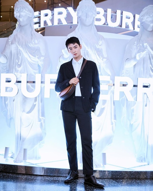 Thương hiệu thời trang xa xỉ Burberry vừa công bố “nam thần” Cha Eun Woo trở thành là đại sứ thương hiệu toàn cầu Burberry tại Hàn Quốc. Cùng Coolmate tìm hiểu ngay nhé!