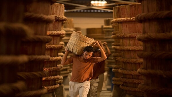 Nước mắm cốt Phú Quốc được ủ chượp trong thùng gỗ truyền thống