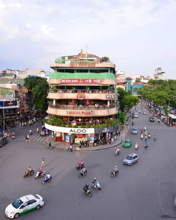 Highlands Coffee – Hàm Cá Mập: Quán cafe view đẹp Hà Nội không thể bỏ lỡ