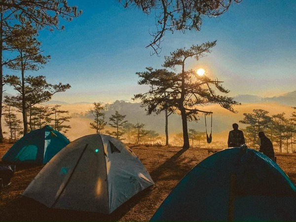Kinh nghiệm chuẩn bị lều cắm trại, túi ngủ khi đi trekking (Kim Hương)
