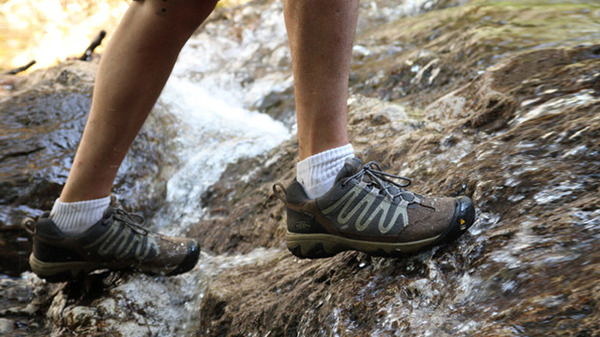 Chọn giày chuyên dụng dành cho đi trekking, không nên mang giày sneaker