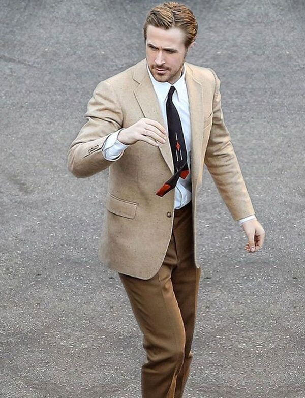 Ryan Gosling hiếm khi nào mặc một bộ suit theo đúng nguyên tắc 