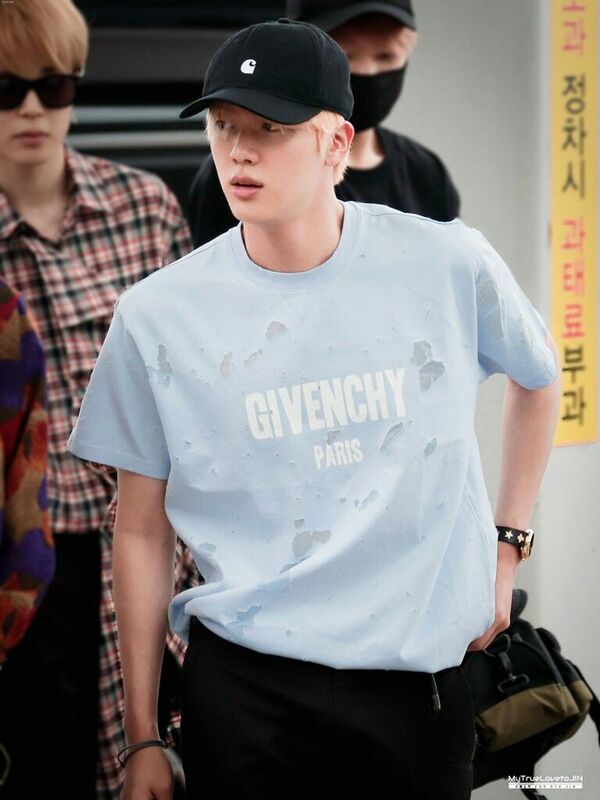 Thương hiệu mà Jin yêu thích nhất là Givenchy 