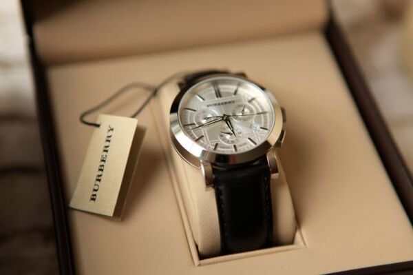 Đồng hồ của thương hiệu Burberry với kiểu dáng thanh mảnh, tinh tế.