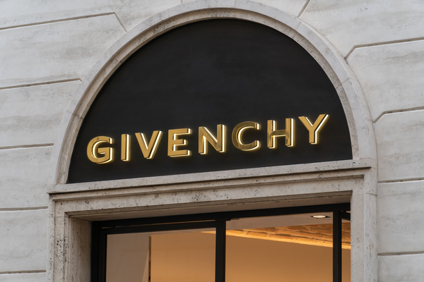 Lịch sử hình thành và phát triển đầy thăng trầm của thương hiệu Givenchy.