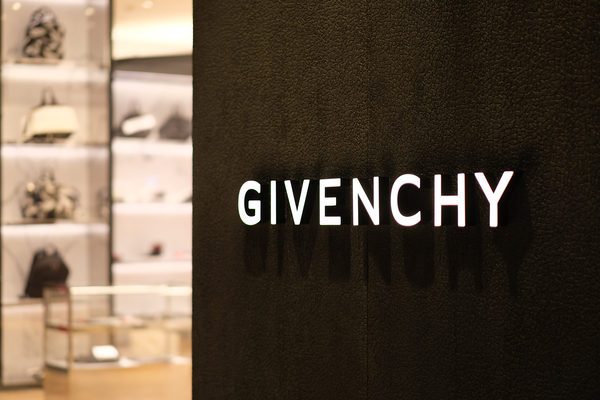 Thương hiệu Givenchy - hãng thời trang cao cấp của Pháp.