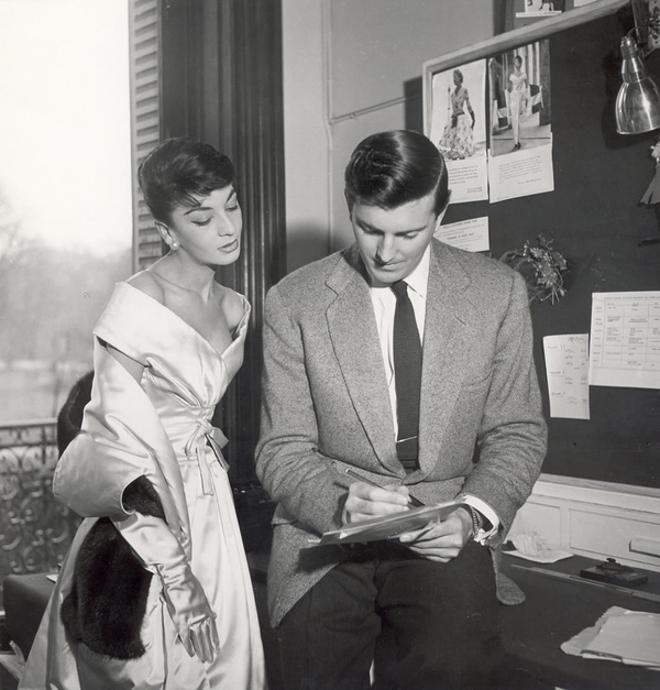 Hubert de Givenchy và diễn viên Audrey Hepburn trong bộ váy trắng tinh khôi.