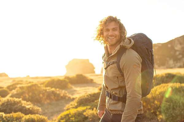 Trekking mùa hè với bầu trời nắng đẹp 