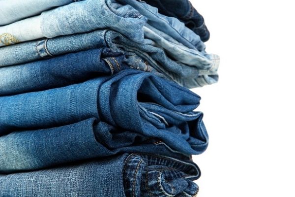 Bảo quản quần jeans đúng cách trong tủ cũng sẽ giúp kéo dài tuổi thọ của đồ hơn