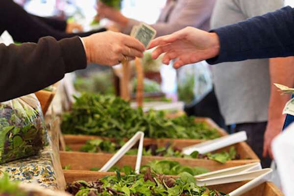 Cách tiết kiệm tiền lương thấp