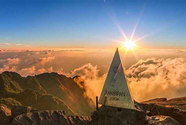 Đỉnh núi Fansipan được mệnh danh là “nóc nhà Đông Dương” và là nơi nhất định phải đặt chân đến khi du lịch Sapa Tết Nguyên Đán