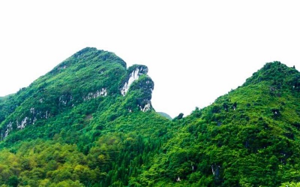 Núi Hàm Rồng là địa điểm có cảnh sắc nên thơ, hùng vĩ và thơ mộng