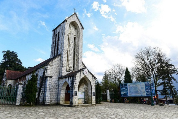 Nhà thờ cổ Sapa là địa điểm chụp những bức hình cực đẹp tựa trời Tây cho nhiều du khách