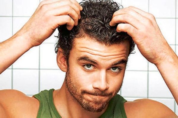 Ngứa da đầu là biểu hiện phổ biến của tóc có gàu