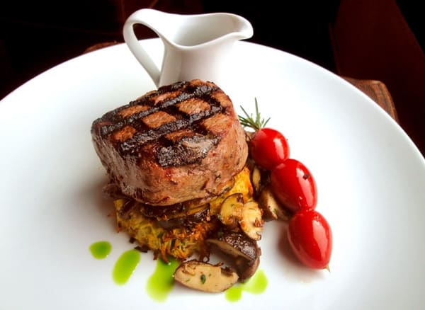 Cách bày trí món ăn tại Jacksons Steakhouse - ăn steak ngon ở đâu tại Hà Nội ?