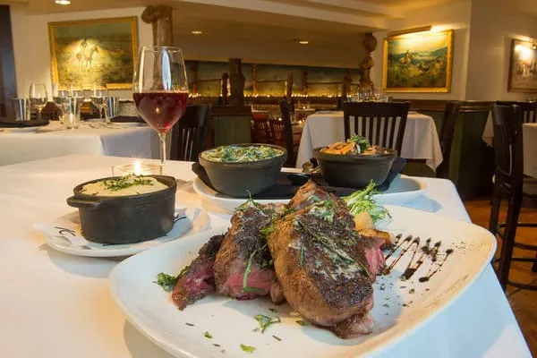 Jacksons Steakhouse - địa điểm ăn steak ngon và thích hợp cho những buổi hội họp, gặp mặt đối tác