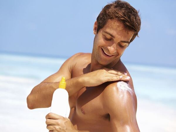 Nên bôi kem chống nắng để bảo vệ da khỏi việc tiếp xúc trực tiếp với ánh nắng mặt trời