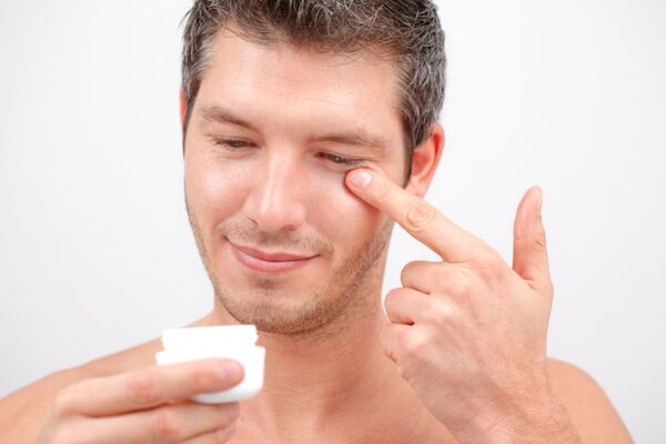 Vệ sinh tay thật sạch trước khi bôi kem dưỡng ẩm da mặt cho nam giới