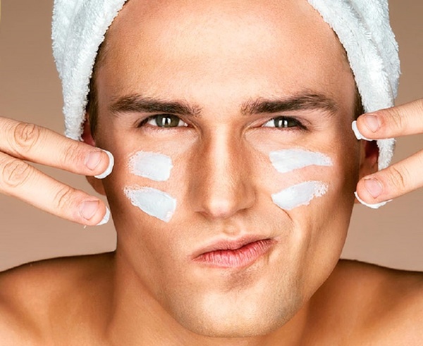 Không nên dùng chung kem dưỡng ẩm da mặt cho nam cho các vùng da khác