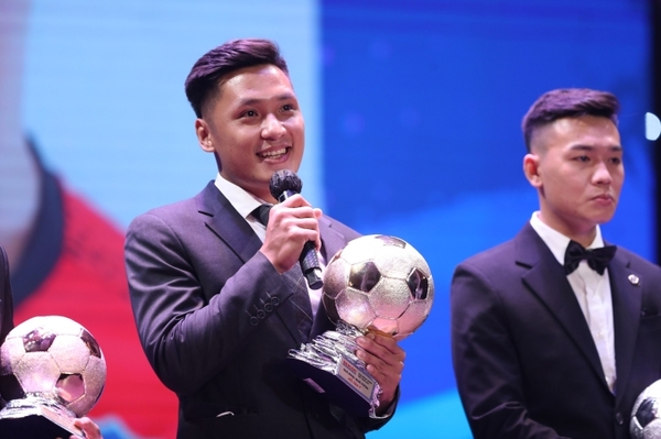 Hồ Văn Ý nhận Quả Bóng Vàng 2021 hạng mục Futsal