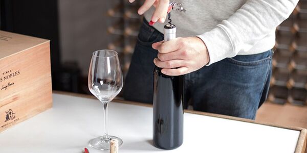 Hướng dẫn cách mở nắp rượu vang đúng cách nhanh gọn dễ thực hiện