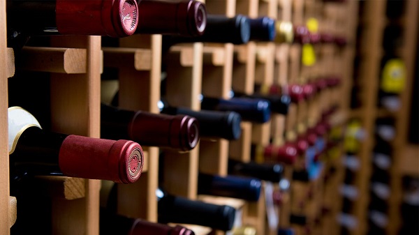 Nên bảo quản rượu vang ở những nơi tối, ẩm như hầm, kho