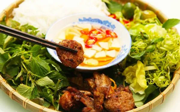 Bún chả Lý Chính Thắng lúc nào cũng tấp nập người ra vào