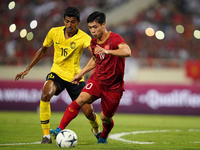 Hình ảnh Công Phượng tranh chấp bóng với đối thủ tuyển Malaysia