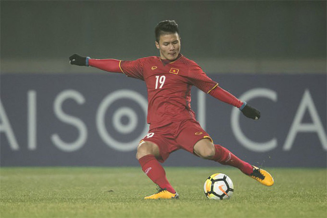 Hình ảnh tiền vệ Quang Hải thi đấu trong màu áo đổi tuyển quốc gia