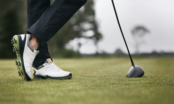 quy định trang phục đánh golf với giày