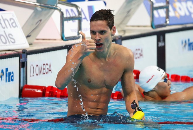 Bơi lội cũng chính là môn thể thao giúp cho nam giới cải thiện sức khoẻ tinh thần