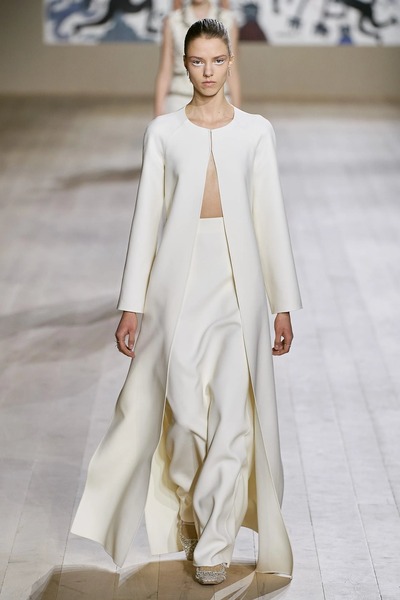 Những đường nét cắt xẻ tinh sảo của thương hiệu Dior trong BST Haute Couture Xuân hè 2022