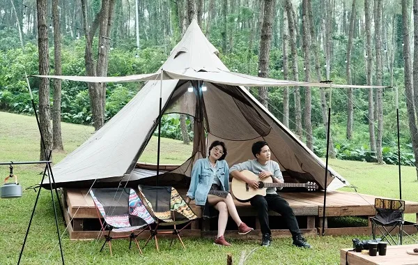  Cùng nhau đi cắm trại ở một nơi đầy hoa cỏ 