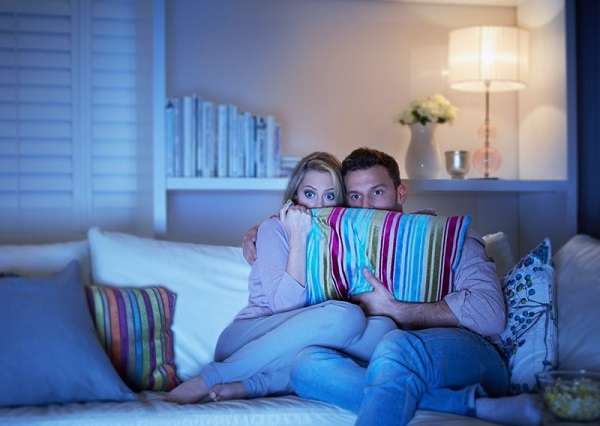 Netflix and Chill giúp tình cảm hai người càng khăng khít hơn