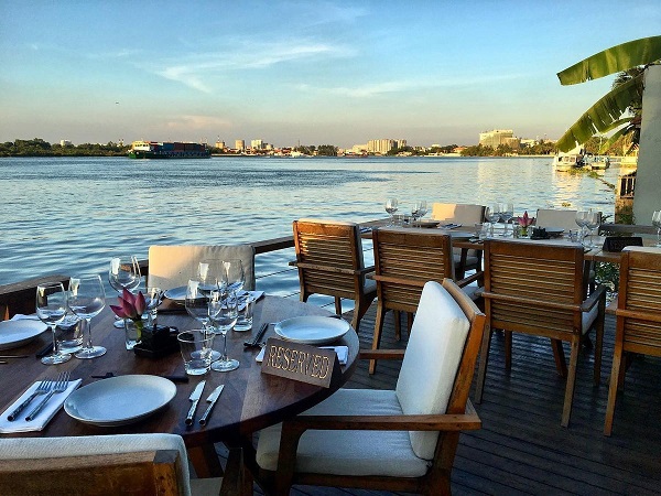 Nhà hàng nằm sát bờ sông, mang đến cảm giác vừa hiện đại vừa thơ mộng