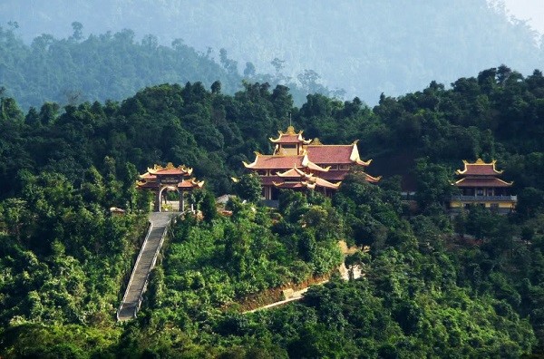 Thiền viện Trúc Lâm Yên Tử là ngôi chùa Phật giáo quy mô lớn nhất Việt Nam