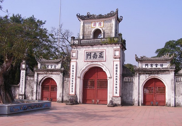Đền Trần gồm quần thể các lăng mộ và đền thờ các vị vua nhà Trần 