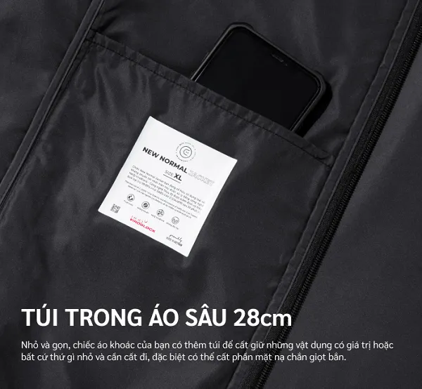 Túi áo có độ sâu 28 cm giúp người dùng thuận tiện cất trữ nhiều vật dụng có giá trị ngay bên mình