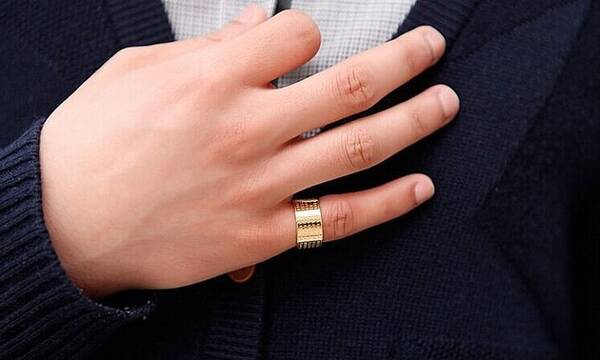 Nhẫn phong thủy nam mệnh Kim nên đeo ở ngón tay nào?