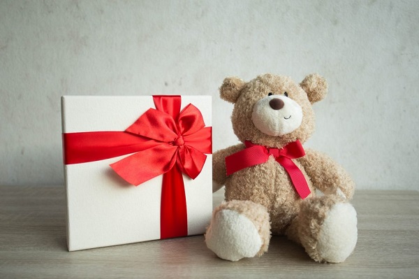 Chú gấu bông mềm mại là món quà sinh nhật xinh xắn