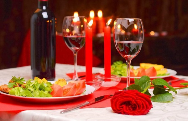 Bữa tiệc lãng mạn bên ánh nến gắn kết tình cảm đôi lứa