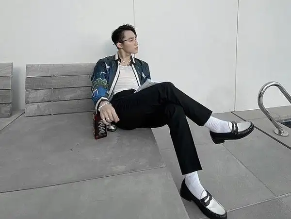 Tất trắng giày đen