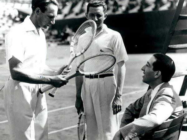 Chiếc áo của Lacoste với biểu tượng "Cá sấu" xuất hiện rất nhiều trên sân tennis