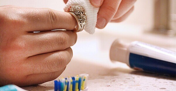 Nên thực hiện vệ sinh chiếc nhẫn vàng trắng của mình thường xuyên để giữ cho nhẫn luôn sạch sẽ và sáng bóng